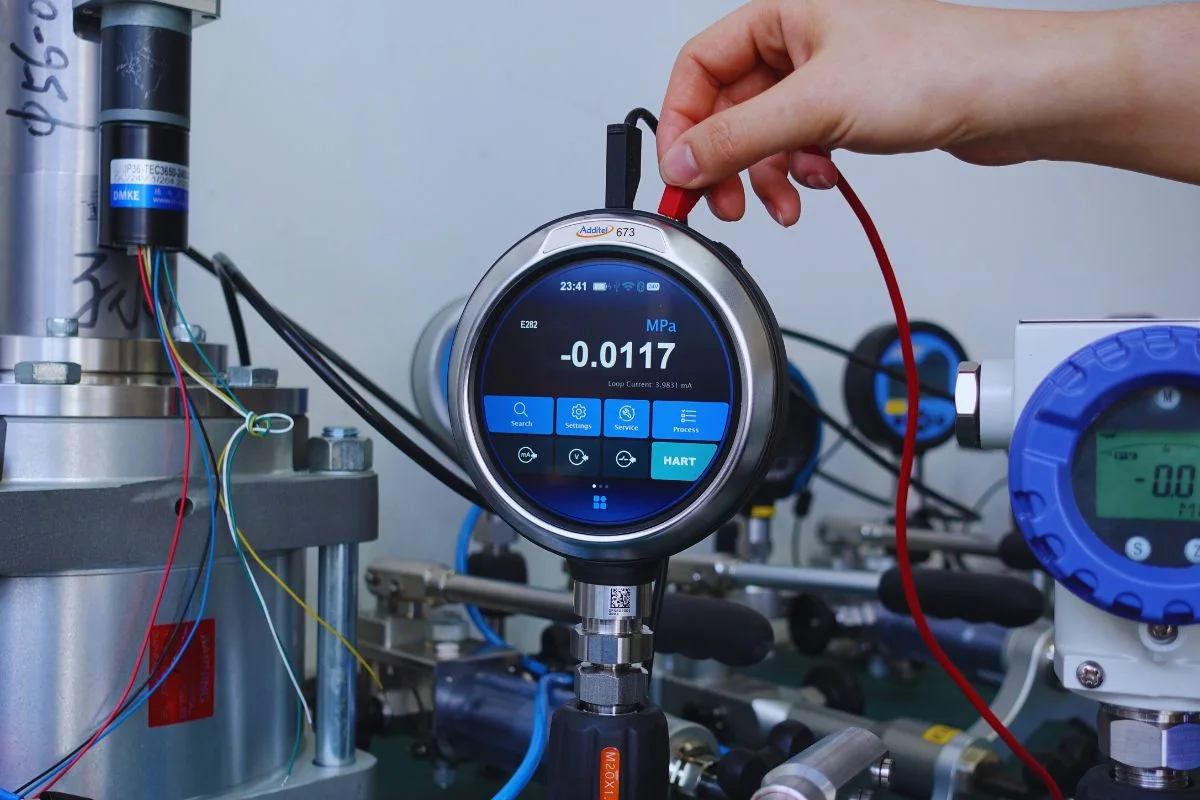 Calibración de un instrumento de presión en el laboratorio de Seroil Instruments